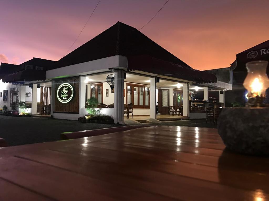 Sultan Guesthouse Тулунгагунг Экстерьер фото